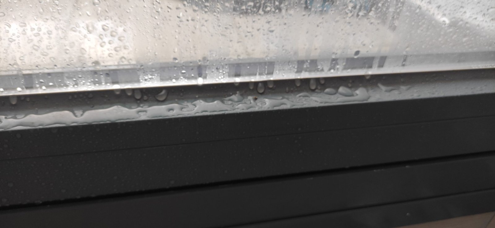 Ventana con gotas de agua por condensación